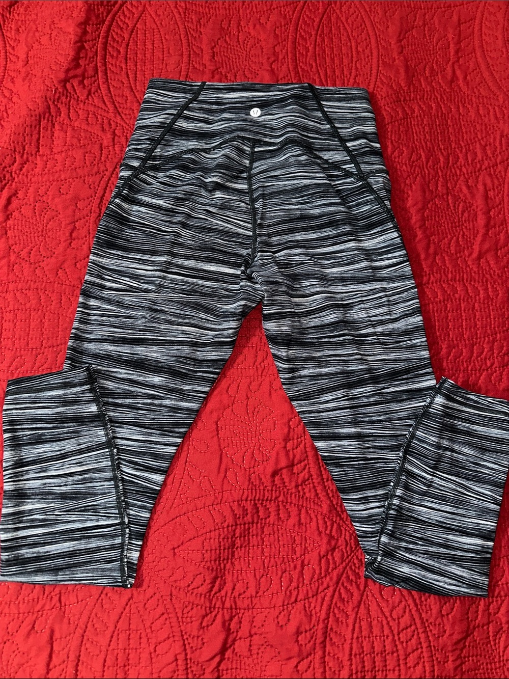 Lululemon base pace size 6